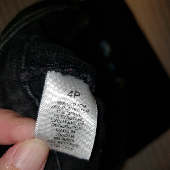 Jeans size 4 with super cute flowers - Picture 4 of 6